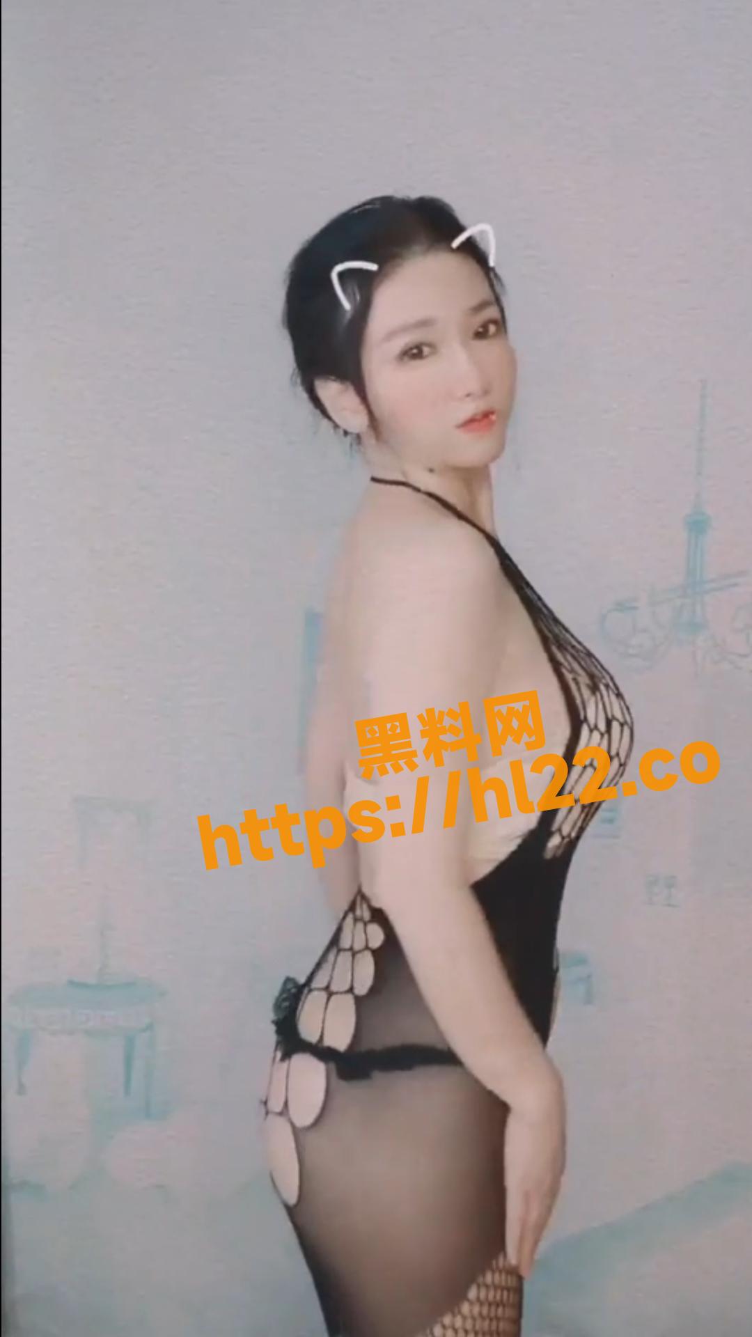 快手女主播柚子骚舞勾引金主，少妇情趣大尺度私拍福利，毛多肥臀大长腿
