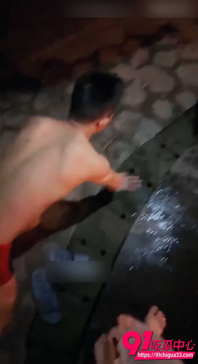 推特女王韩涵 开发调教温泉清洁工 铁链束缚脚踩公狗 SM也是被她玩明白了