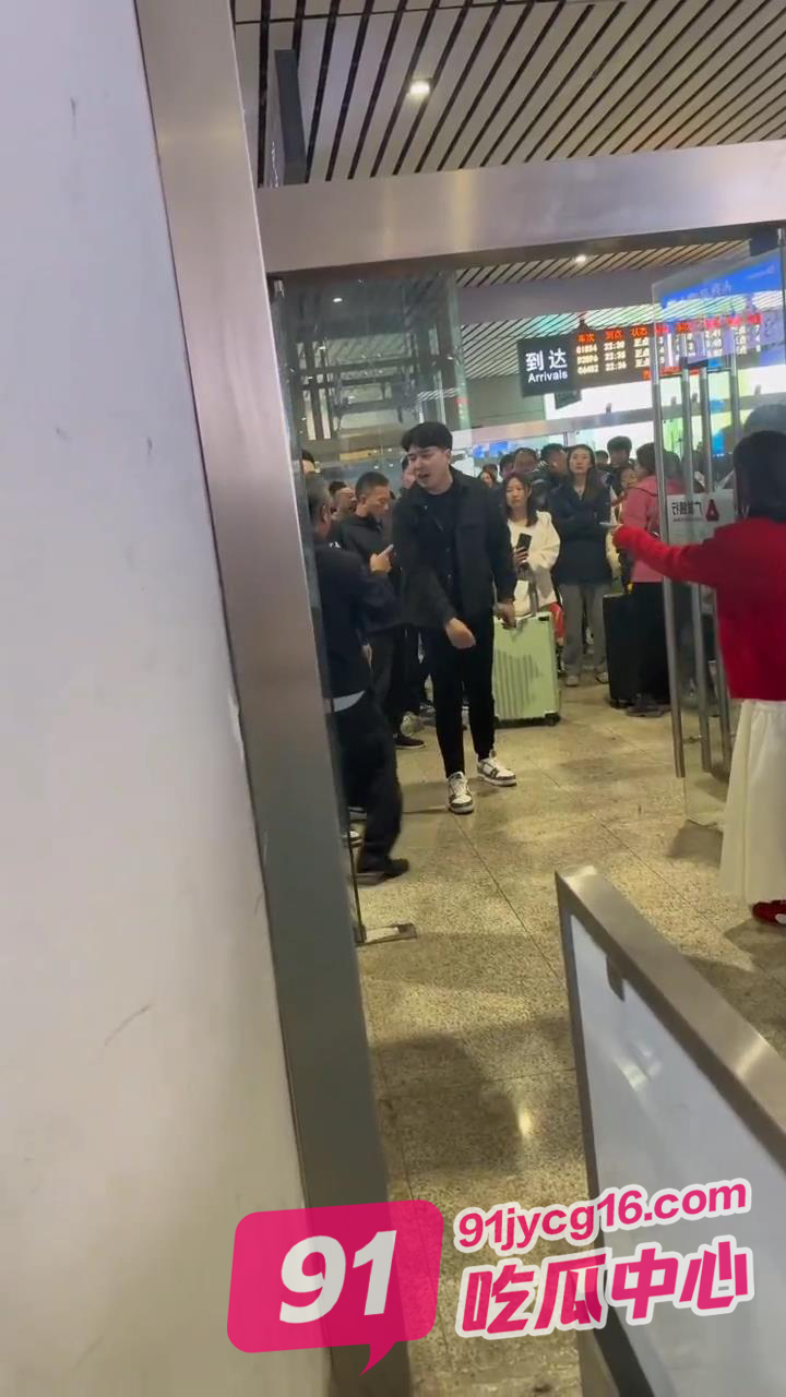 山东青岛猥琐老头胆大包天猥亵小姑娘！路人小伙仗义出手！ 配图2