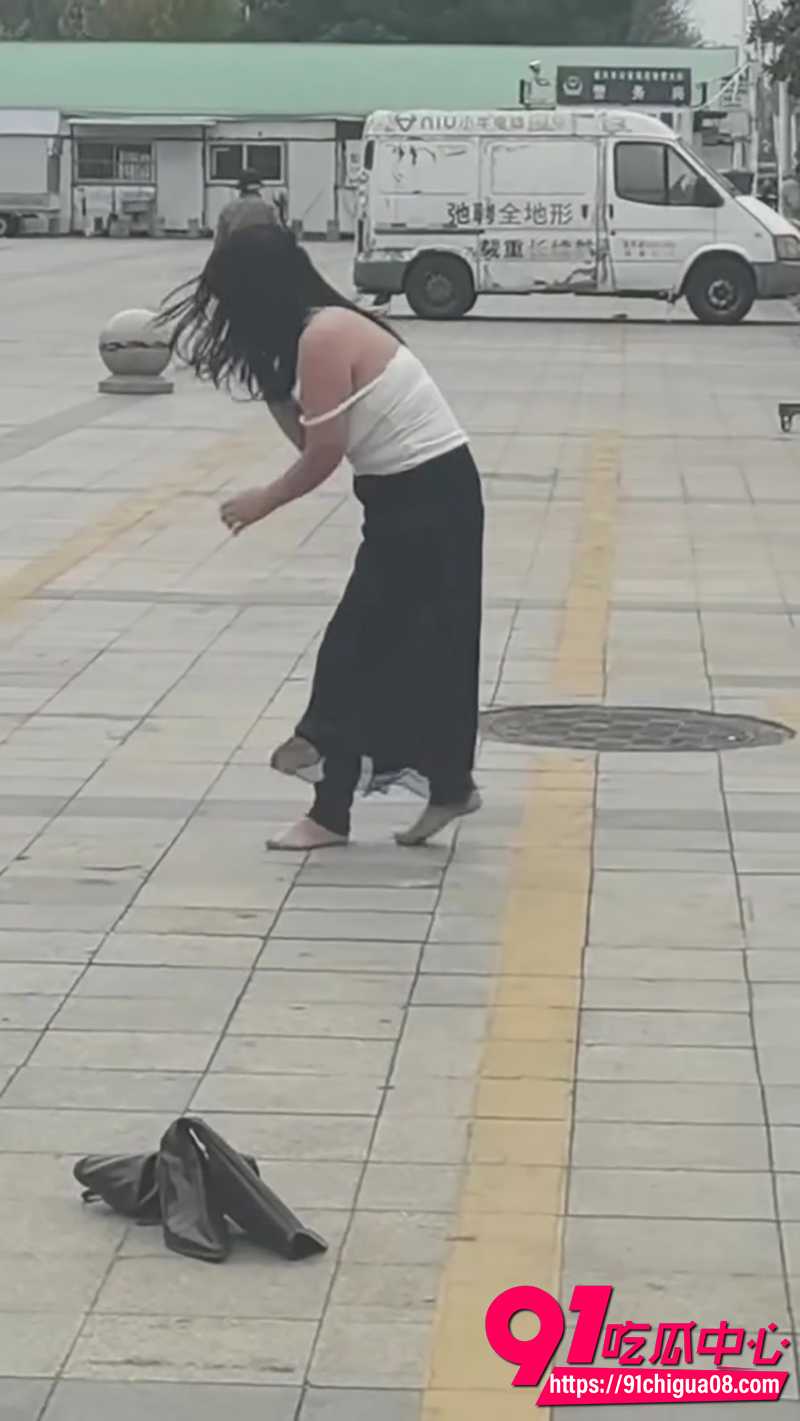 泰兴街头美女脱衣热舞 2