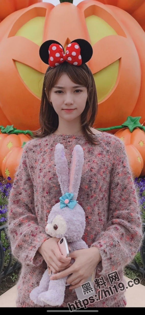 通州区税务局骚货「苏倩倩」勾搭一阵子后在她家把她操了，三洞已开，27岁玩过20多个男人