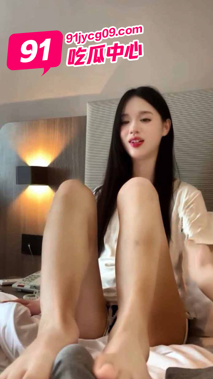 恋足癖专属～美女帮金主足交榨精满脸奉承讨好！ 配图