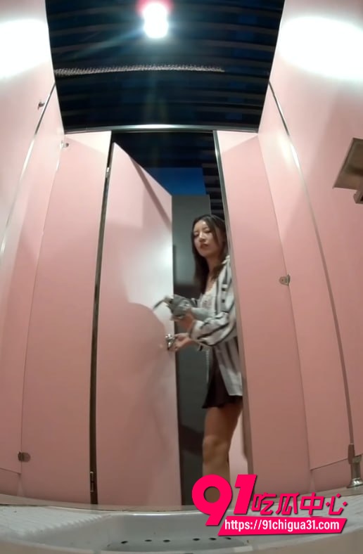 偷拍美女上厕所视频2