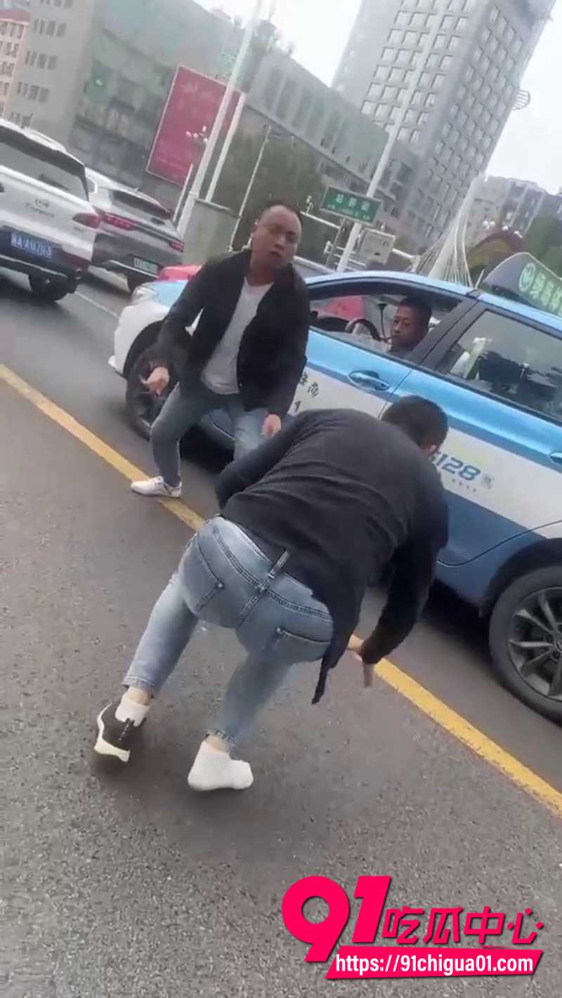 路怒症街头打架白鞋男子3