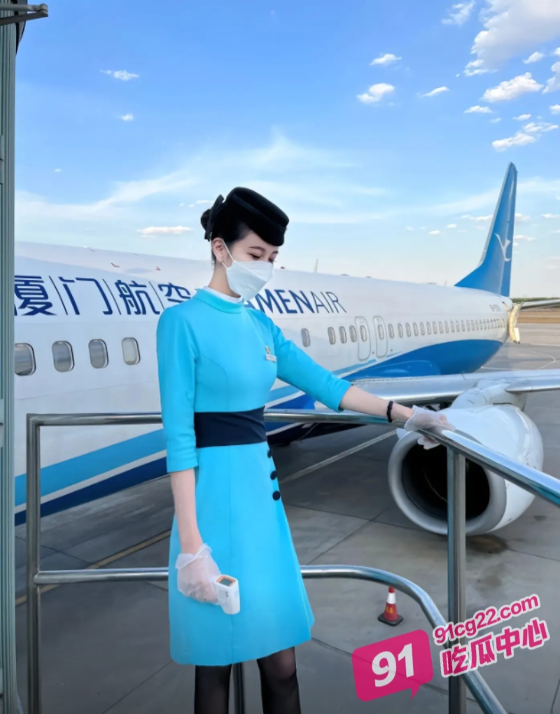 厦门航空空姐背夫偷情 情趣黑丝装被机长爆操 淫叫声震天！ 配图3