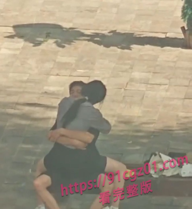 小情侣在长椅 3