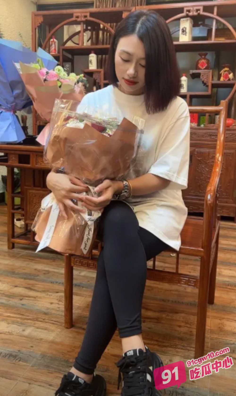 推特顶级媚黑女王 莫雪特heyitsmei 再战黑鬼 巨屌一步到胃插得骚逼叫不停！ 配图3