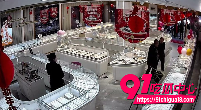 四川苍溪周大生醉酒男子砸店监控流出 酒后失去理智进店疯狂砸东西