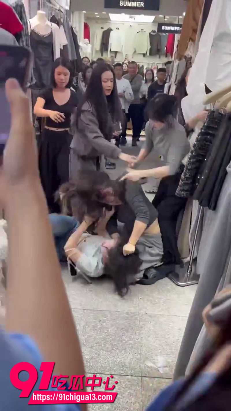 女人在商场打架打的头破血流2 女人在商场打架打的头破血流2