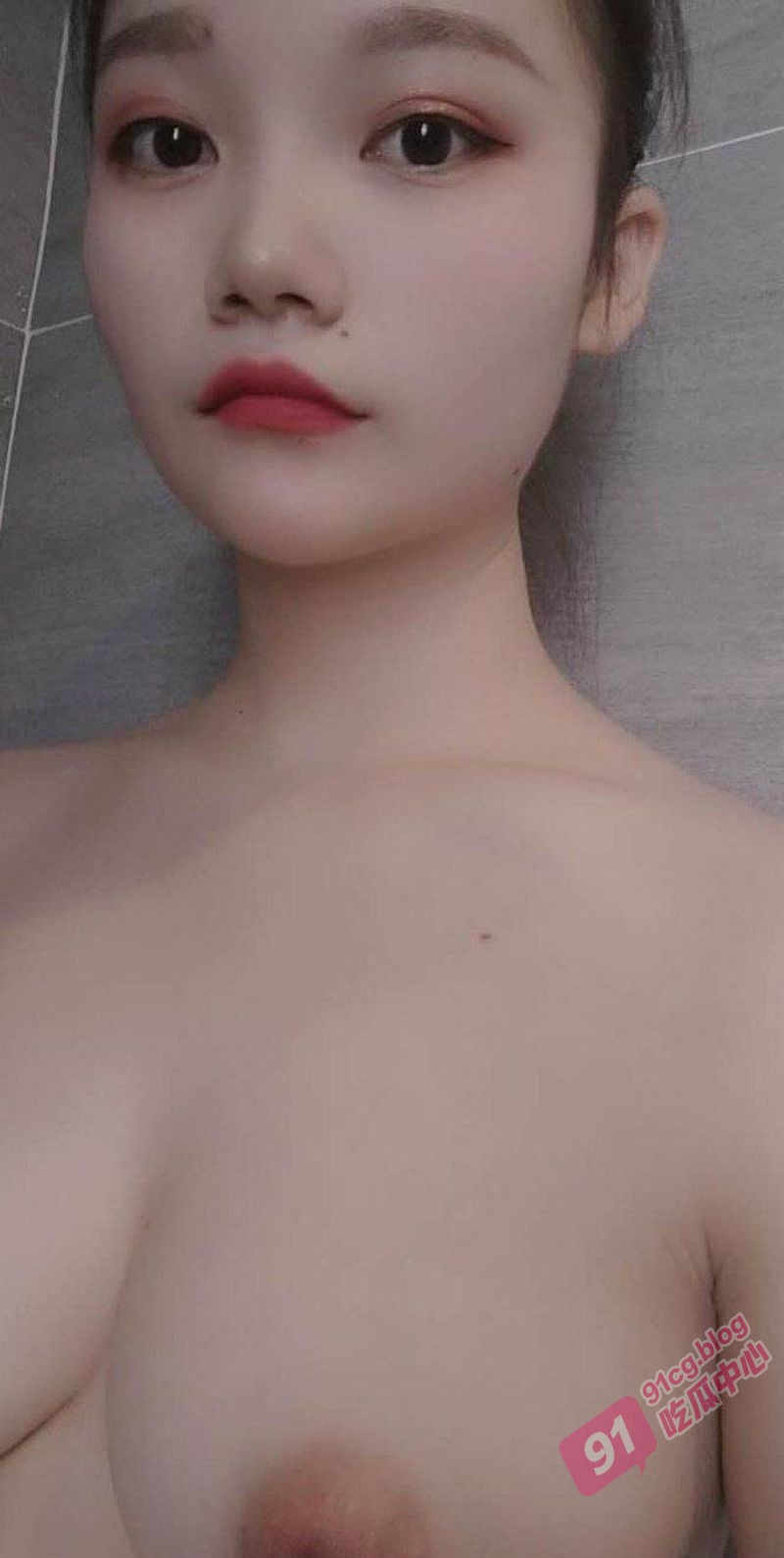 西安反差巨乳少妇颜值和身材极品！露出巨乳在鸡吧上乳交疯狂摩擦～