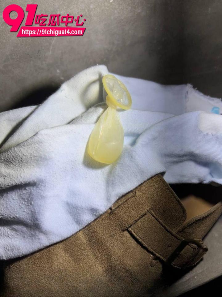 蹲守女主下班回家脱下博肯鞋蓝色棉袜6