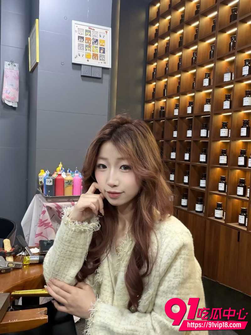 海角父女乱伦 甜美女儿主动展现美乳与私密处 父亲温柔深入探索带来极致愉悦快感！