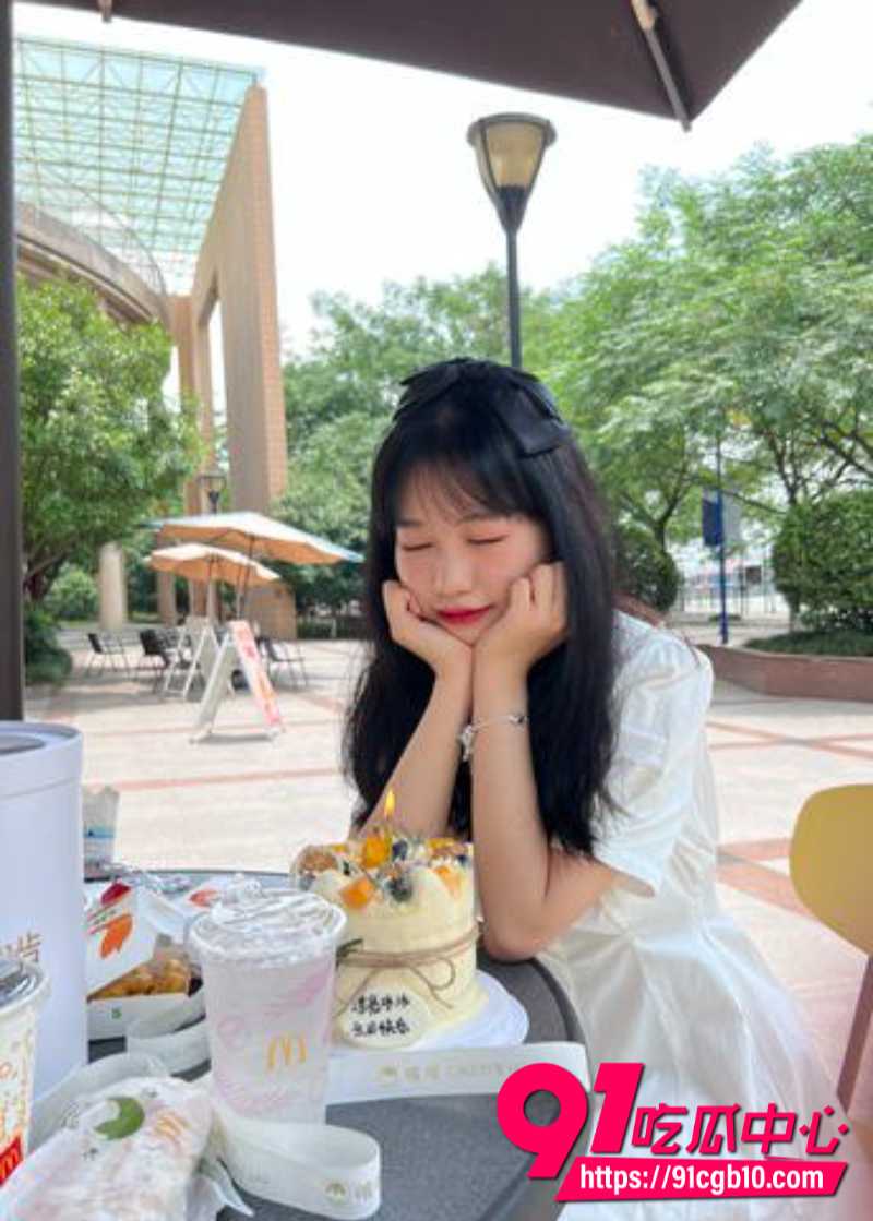 西安外国语大学反差眼镜妹momocats第三弹 身穿女仆装性爱视频流出 被狂野抽插颜射一脸精液!