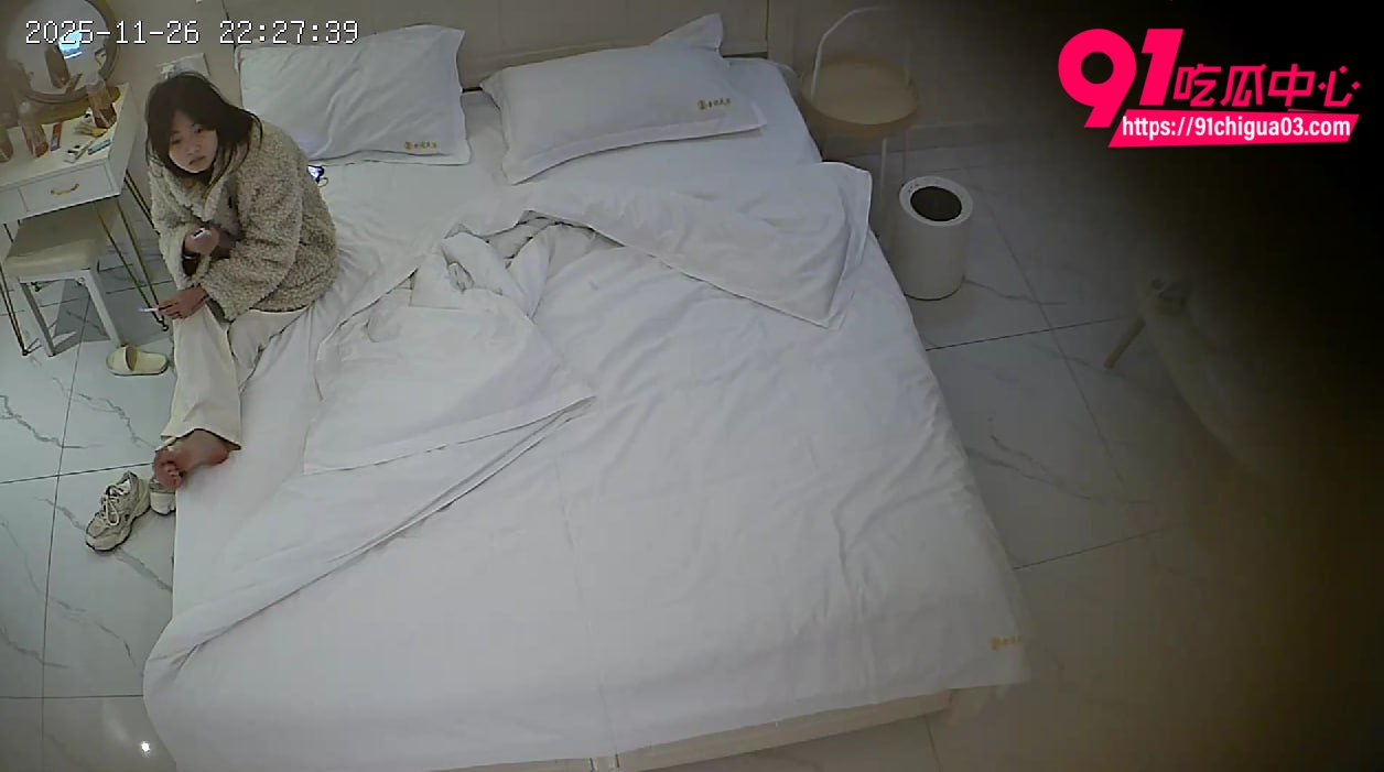 酒店偷拍视频流出 年轻情侣男友当着漂亮女友的面看小电影打飞机 有逼不操太侮辱人了