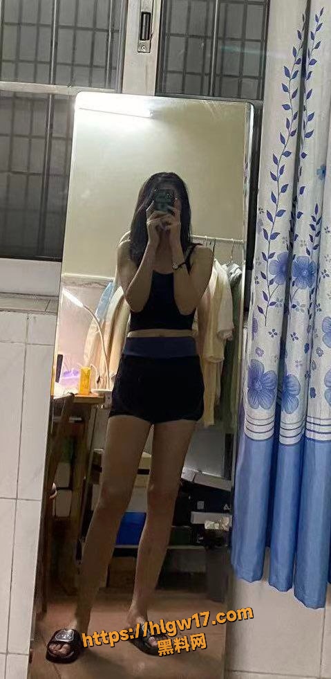 南京财经大学 反差眼镜学生妹 网恋奔现直蹦主题 化身淫荡母狗深喉吃鸡 果然十个眼镜九个骚！