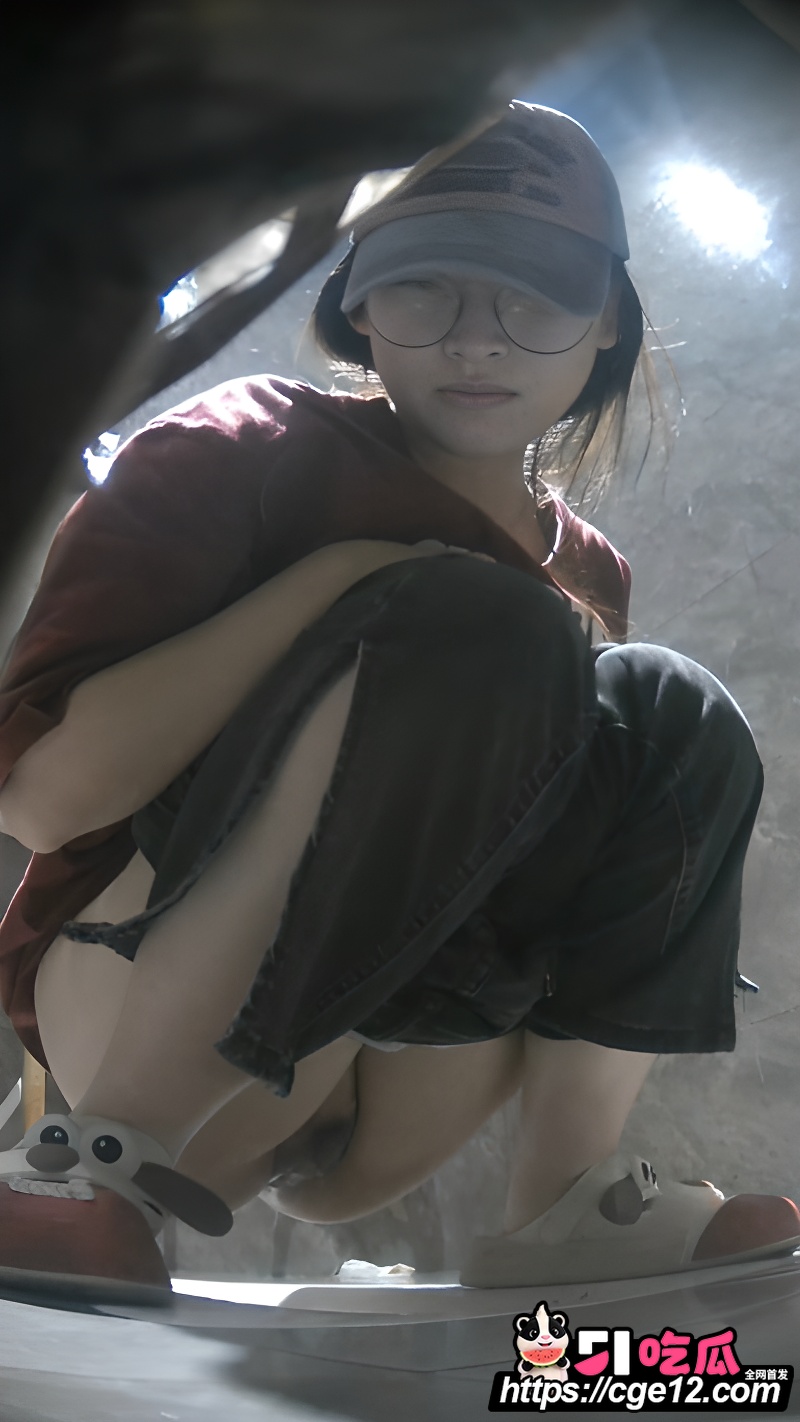 酒吧女厕偷拍 2 酒吧女厕偷拍 2