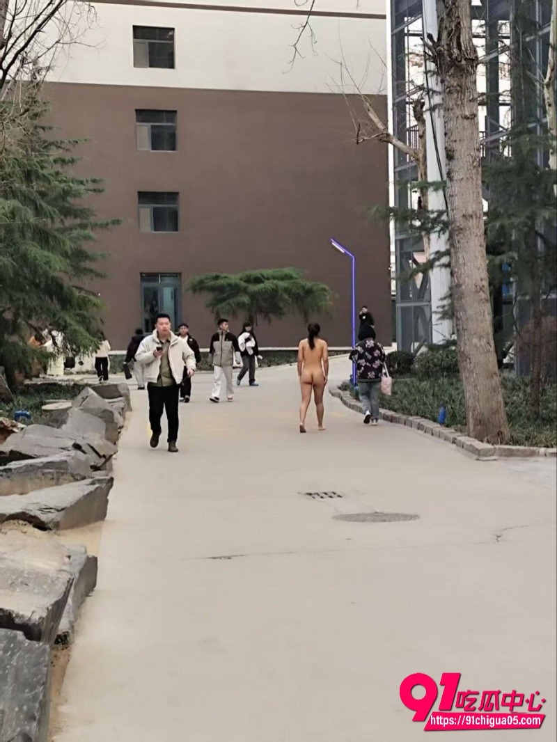 河北美院史晶晶为了挽留男友 在大街上裸奔12
