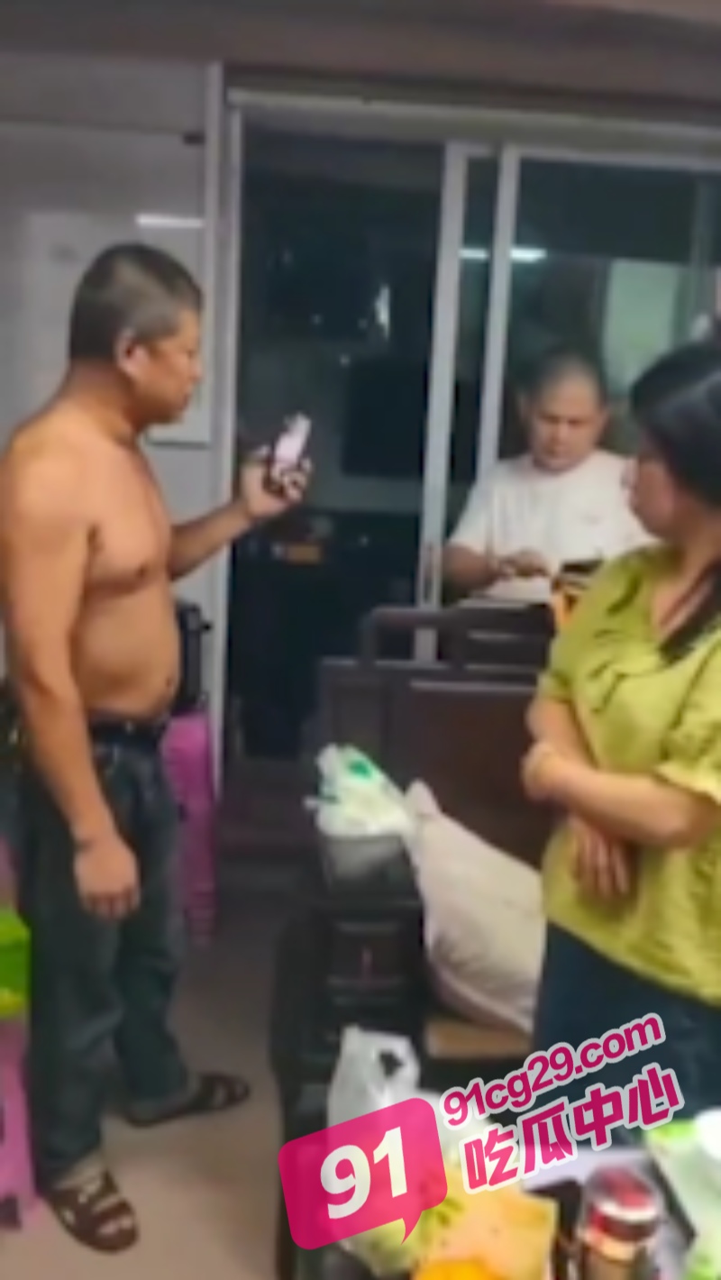 潮州中学老师杨浩骚扰超市美女老板娘 被老板娘公公上门抓奸！ 配图6