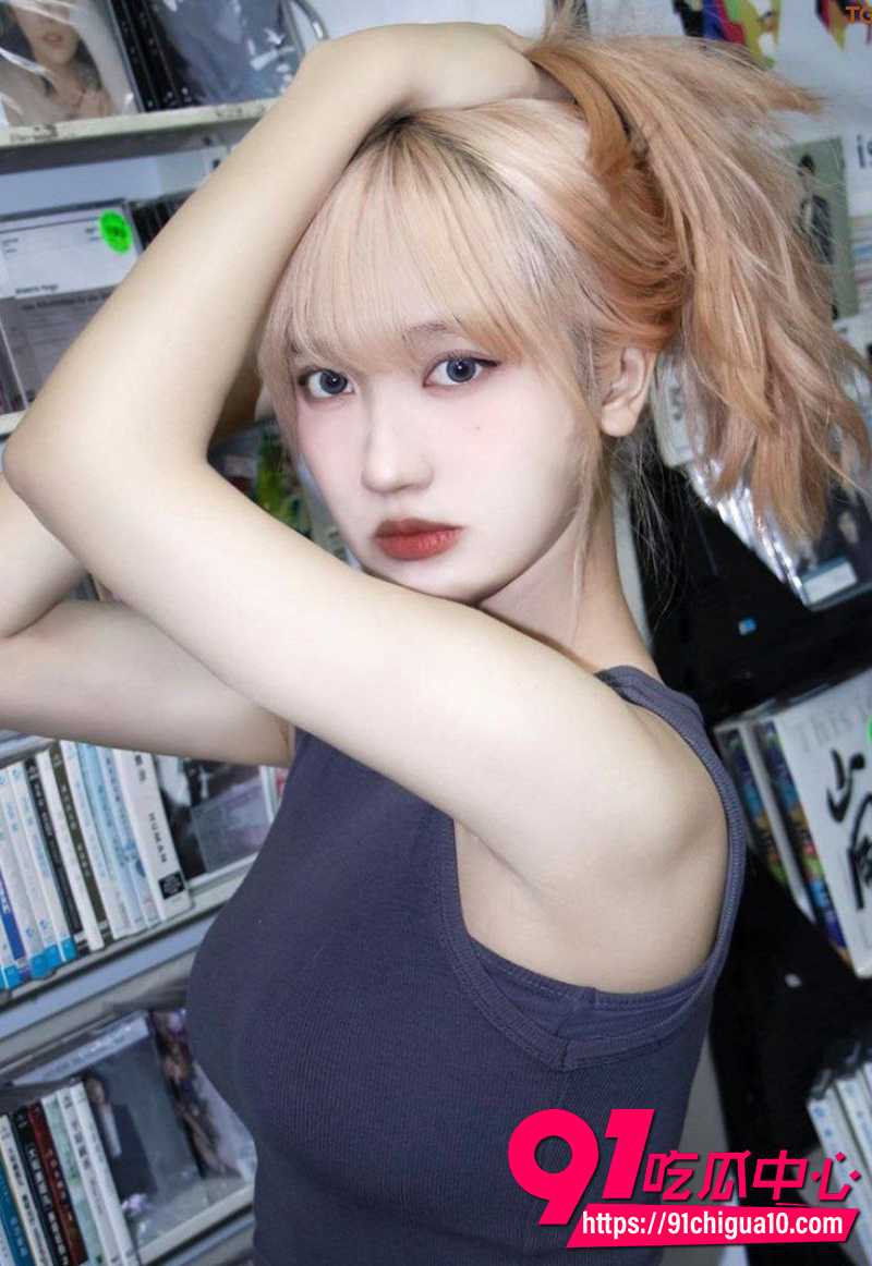 台湾INS女神 艾莎 被假经纪人诱骗全裸身材展示 完整视频流出疯传！