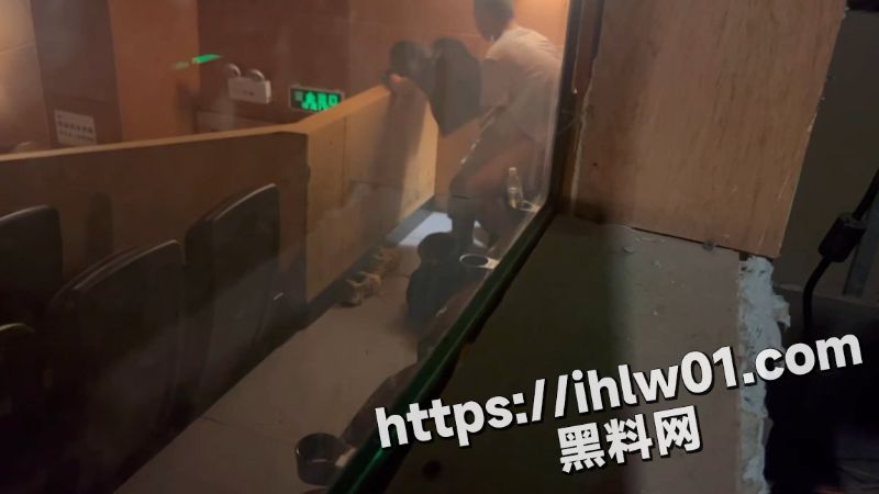 小情侣电影院做爱被偷拍泄密 年轻就是好发情不分场合直接开干 这女孩只能玩不能娶