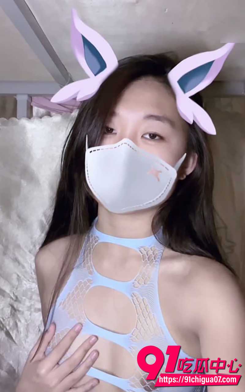 推特网黄嫩妹 薯条小咪 VIP专属福利上线 全裸热舞扭腰甩奶暴插粉红小骚穴 淫荡骚劲儿直冲脑门！