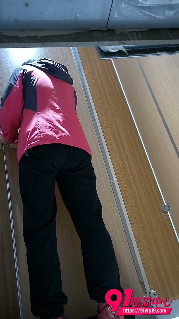 7月最新流出高校女厕后拍学妹和后勤人员尿尿 腿夹得极紧的清纯学妹私处无遮挡全程曝光
