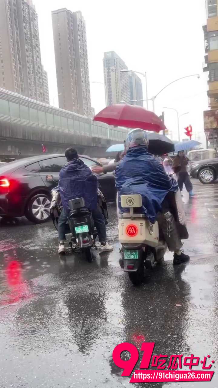 路怒男下车发飙直接被按在地上狠打5 路怒男下车发飙直接被按在地上狠打5