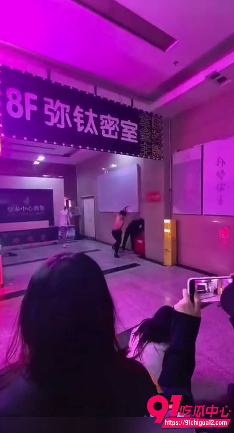 精神小伙1V3事件 4