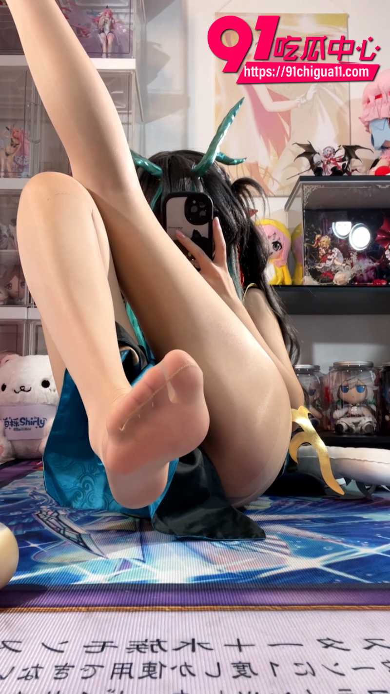 白栎shirly身穿明日方舟COS服对镜自拍足交榨精福利6