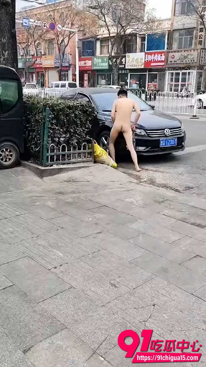 山东费县二中门口惊现裸男1