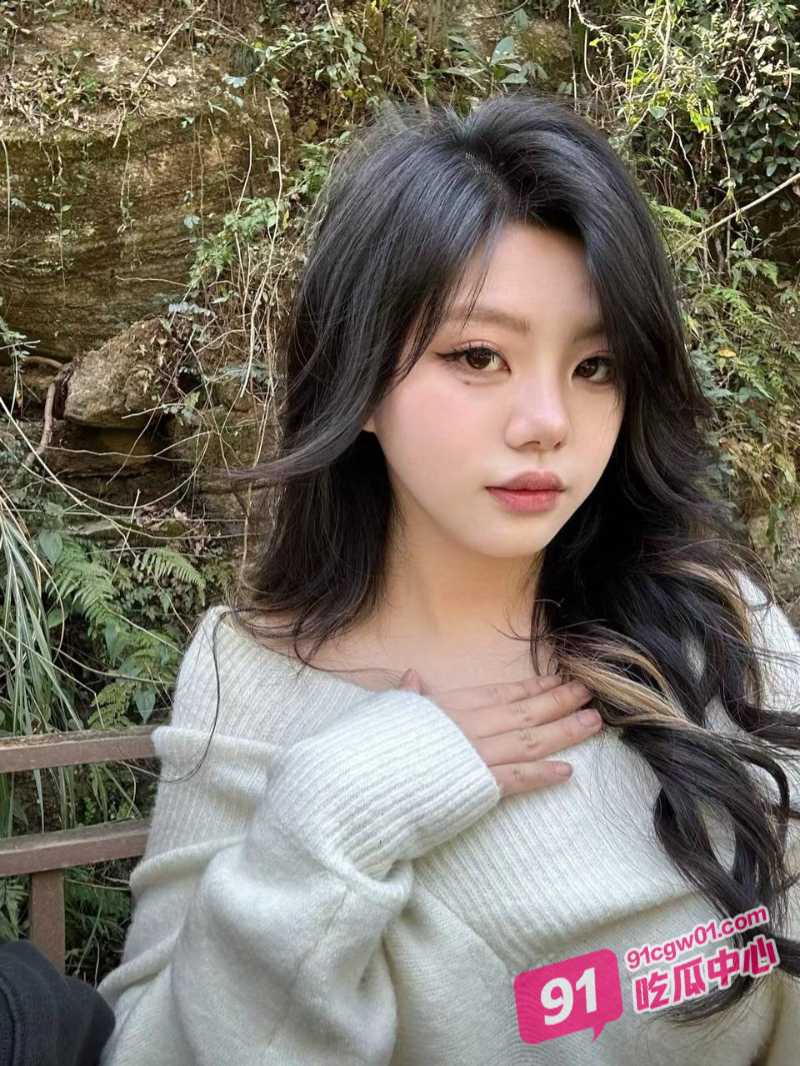 深夜撸管推荐~美女滨边栞帆与同事雨中淋湿 换衣之时被同事撩拨侵占!