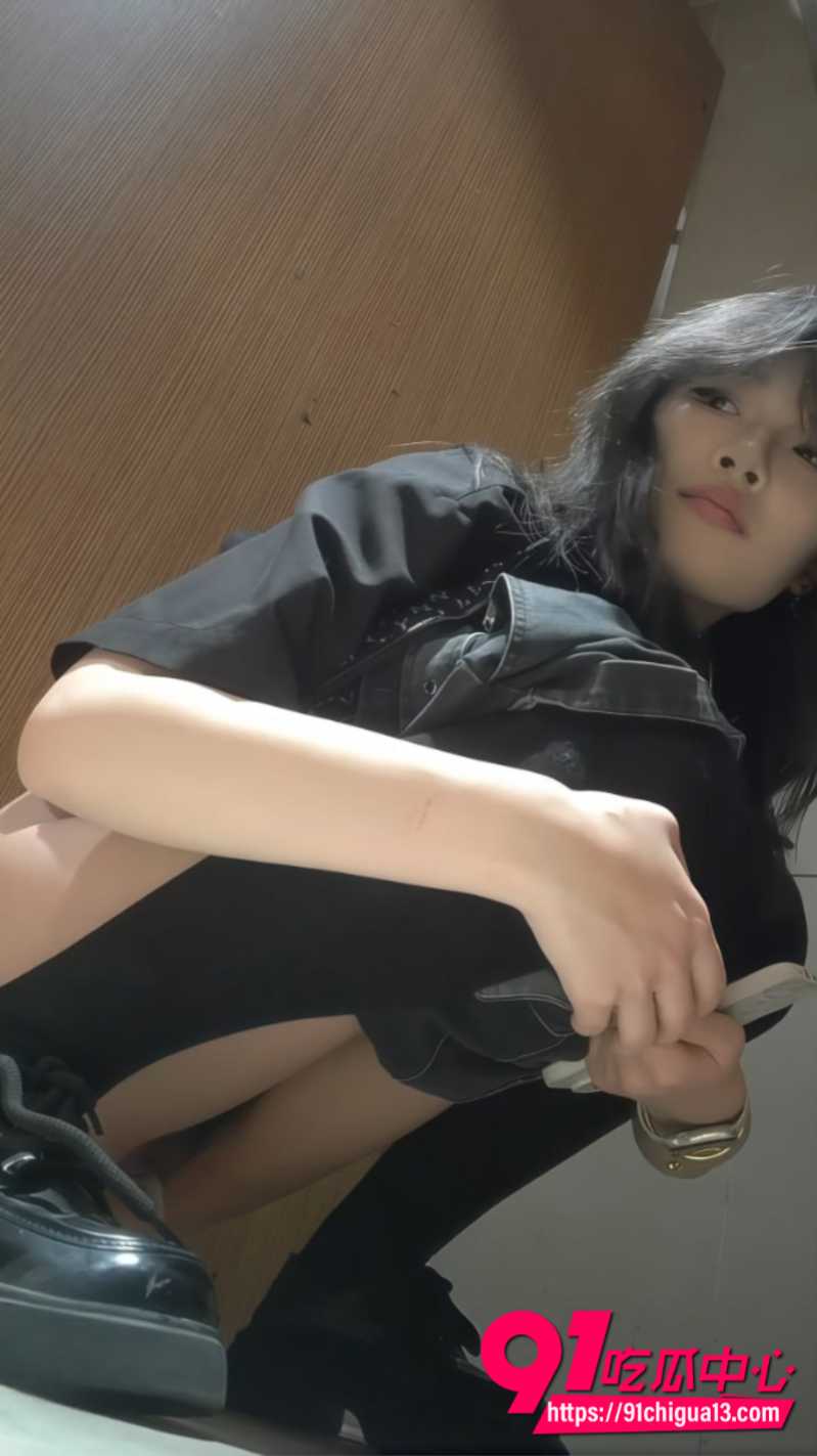酒吧女厕偷拍气质美女放尿 性感长腿圆润肥臀十分吸睛！