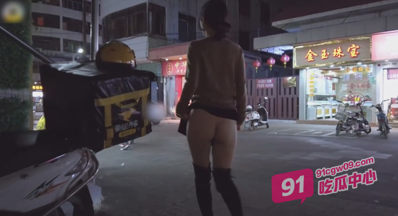 露出狂人Fullfive 夜晚热闹的肇庆市步行街无内露出骚穴 惹的路人不禁回头看！ 配图5