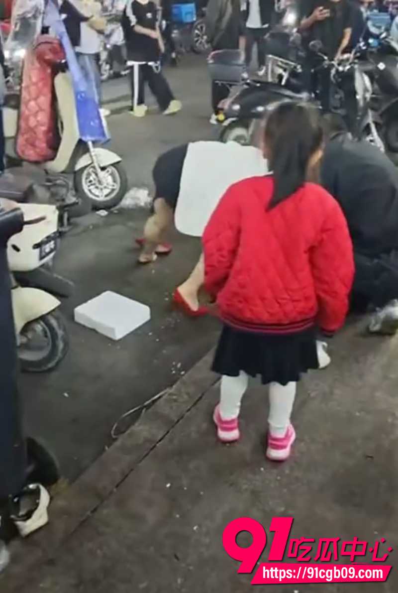 温州龙港池浦路打小三 原配怒火中烧直接大打出手 小三狼狈逃窜 现场视频流出！