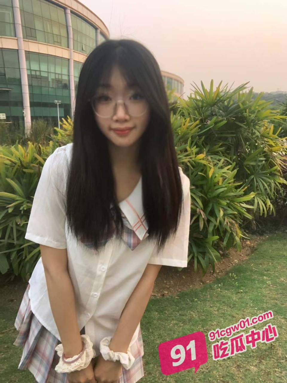 鱼哥偷拍学生妹精选！专爱黄毛辣妹大学生的鱼哥差点把嫩妹的黄体操裂！ 配图2