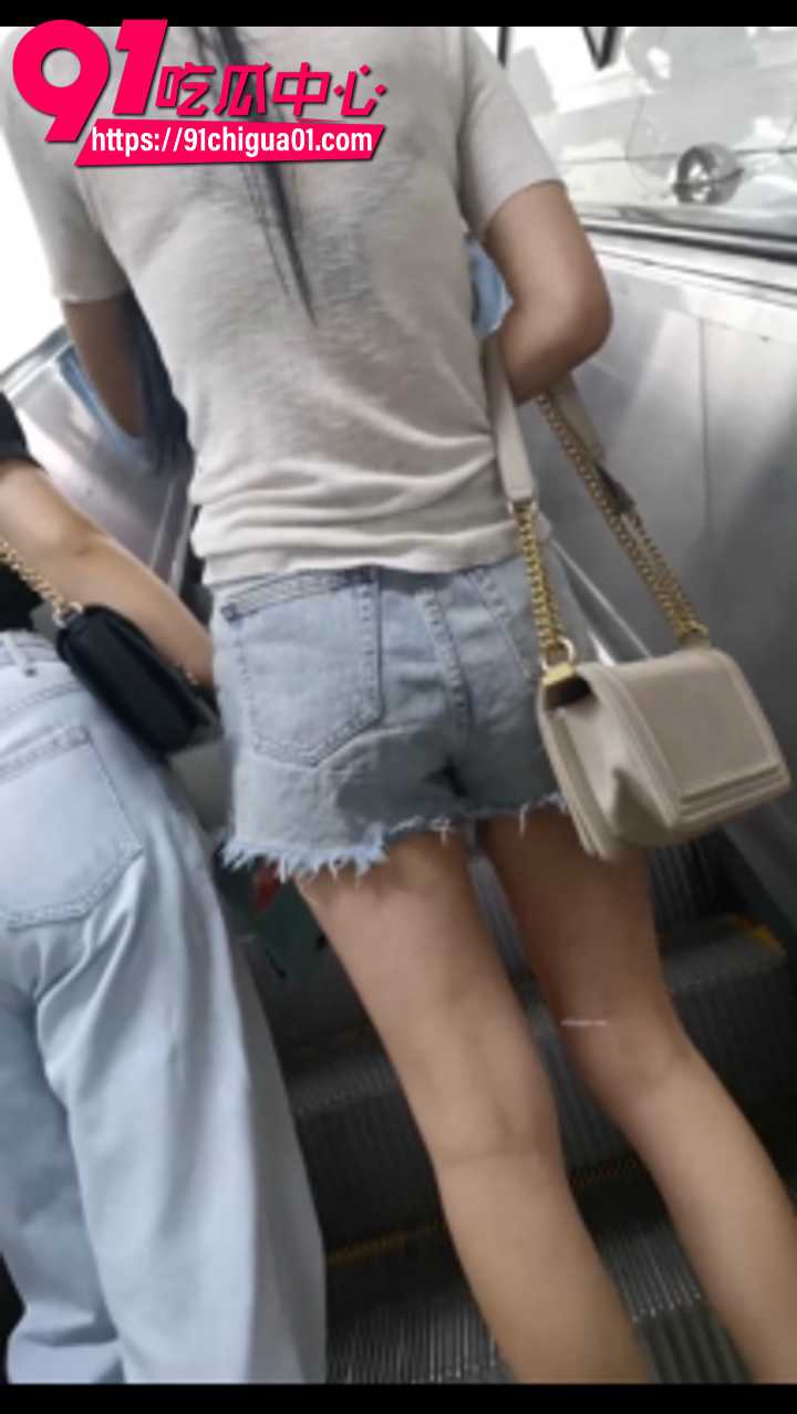 天狼星系列之地铁涂鸦性感美少女第二弹 身材也太好了 跟在后边良久最后直接射屁股上 爽歪歪
