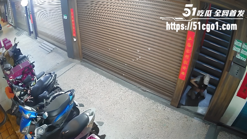 小仙女楼梯口拉屎4
