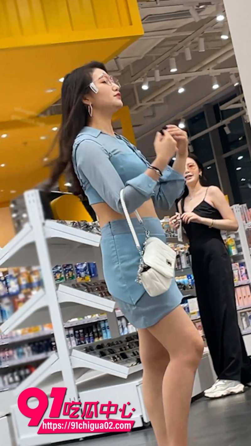 抄底大神商场极限偷拍性感御姐11