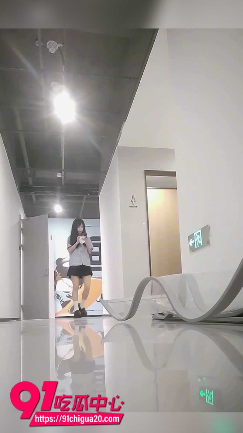 厕拍大神在商场女厕所极限偷拍5