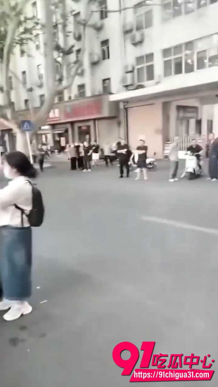 三个女干部街头围住上访老头4