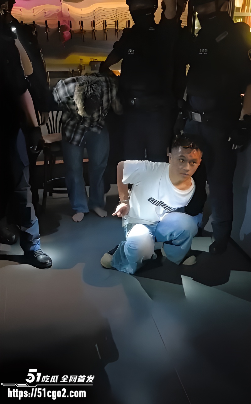 精神小伙深夜酒吧袭警 4 精神小伙深夜酒吧袭警 4