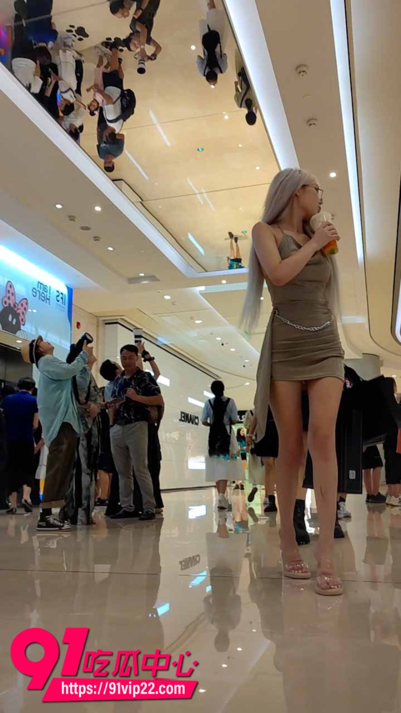 抄底大神在商场尾随白发御姐极限偷拍美女修长美腿和内裤2