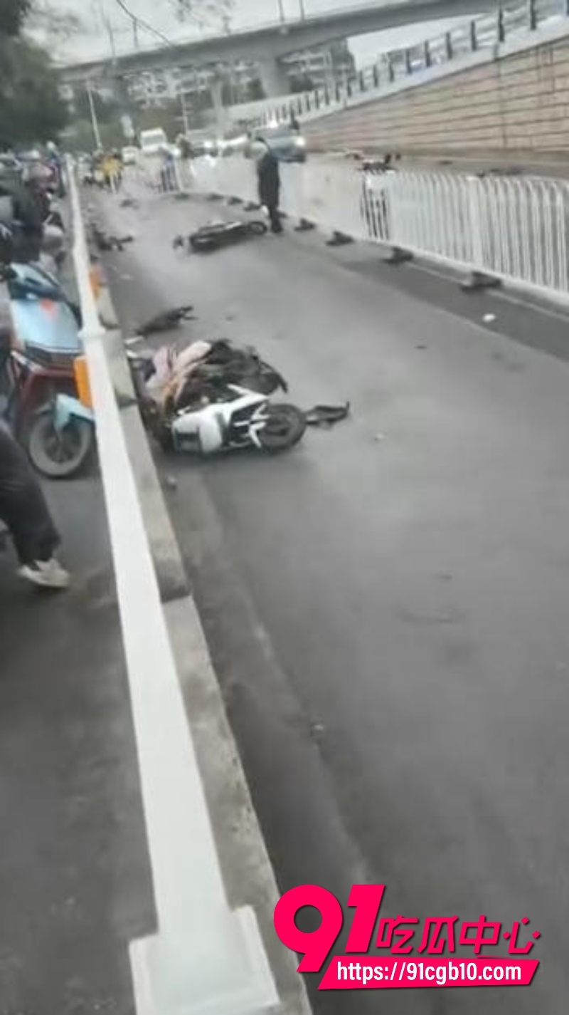 京中央门立交桥轿车冲人行道核爆6 京中央门立交桥轿车冲人行道核爆6