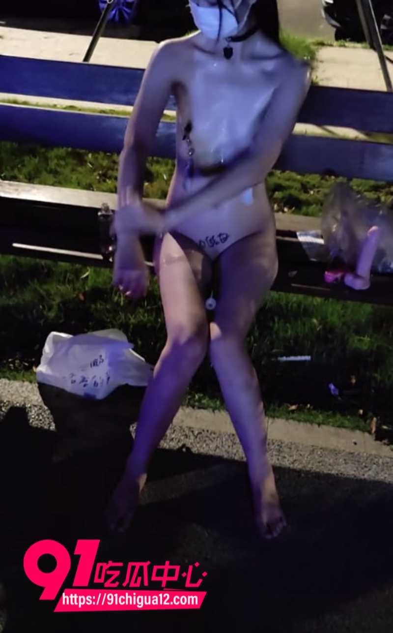 推特反差小萝莉77酱Fxxc77被主人带到马路极限露出4