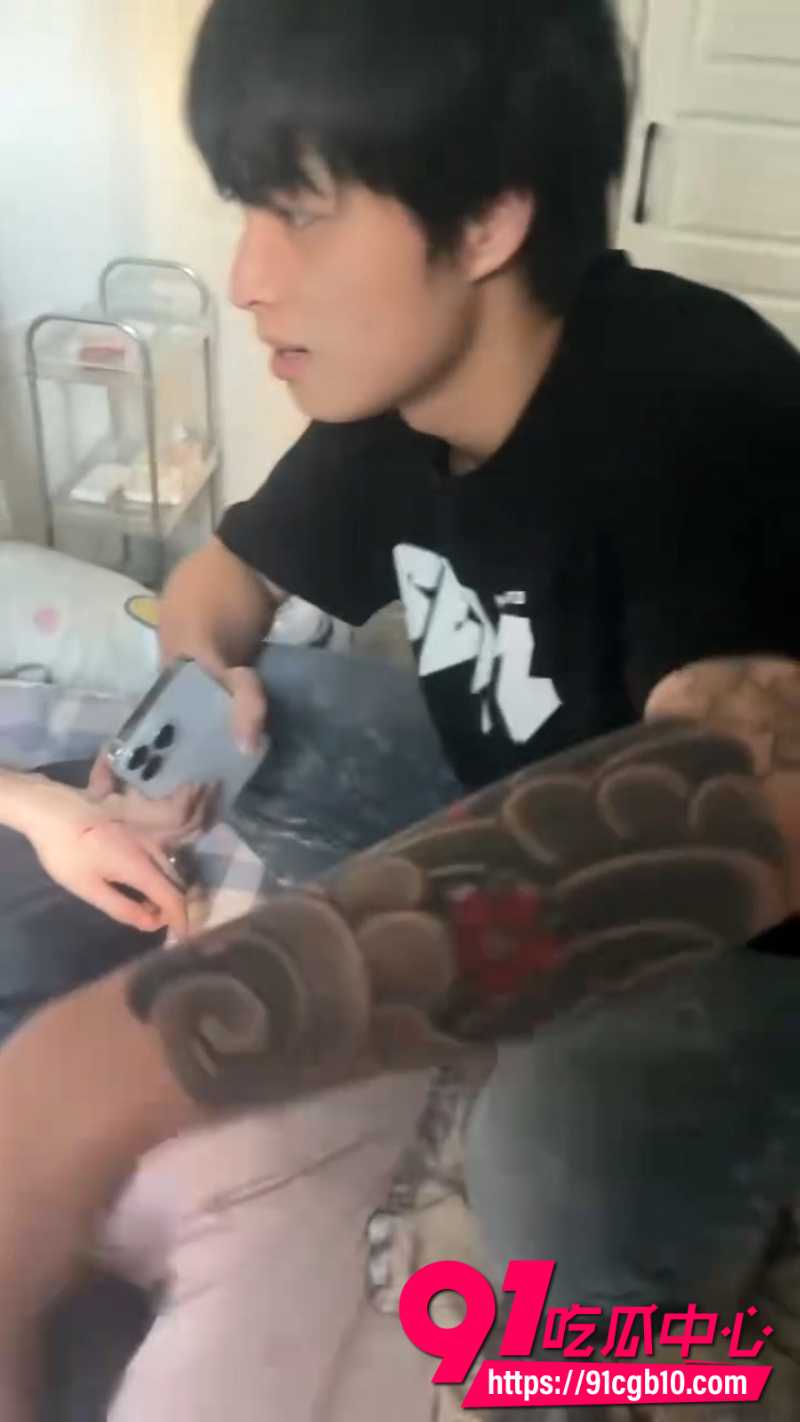 精神小伙睡兄弟对象逼 没操到挨拳脚菜刀架脖狠揍一顿 抓奸现场无比炸裂！