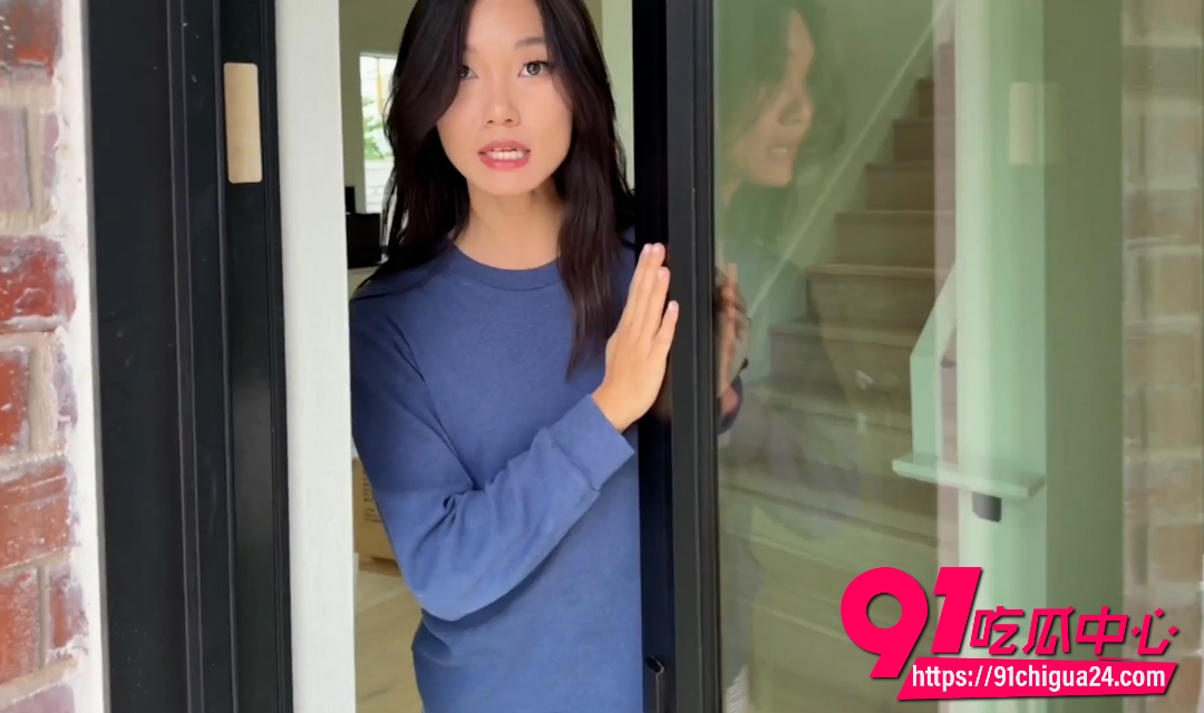 推特媚外女留学生LucyMochi最喜欢跟外国人肛交爆菊 这次邀请洋屌到家中爆干她！