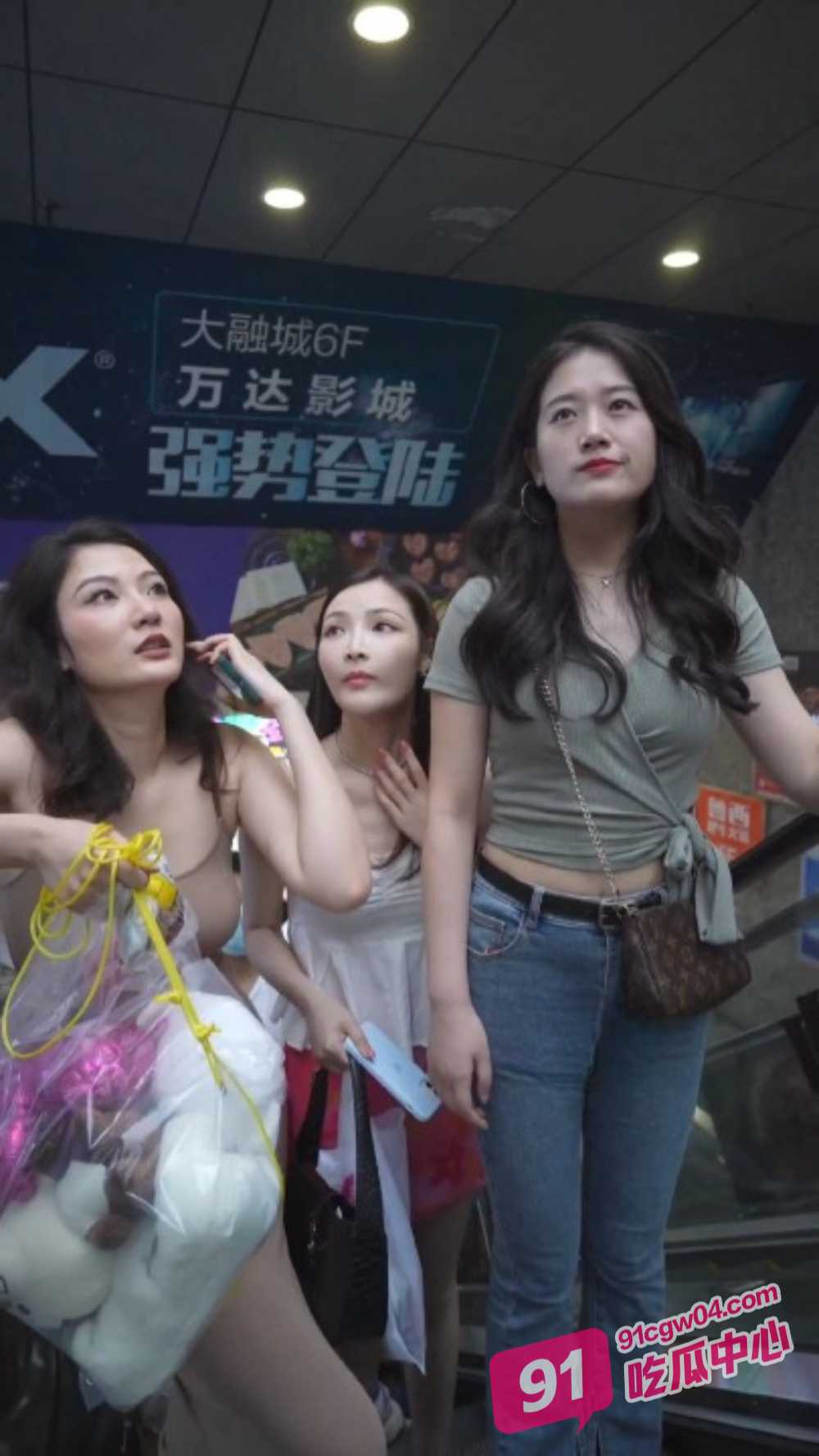 裙底探秘!重庆大融城模特级女神穿超短裙被街拍抄底 丁字裤卡缝肉唇外泄!