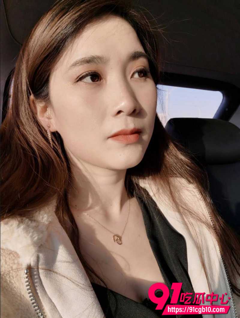 江苏32岁人妻刘月姝居家性爱视频被老公曝光 奶子不大但是屁股很翘后入很爽！