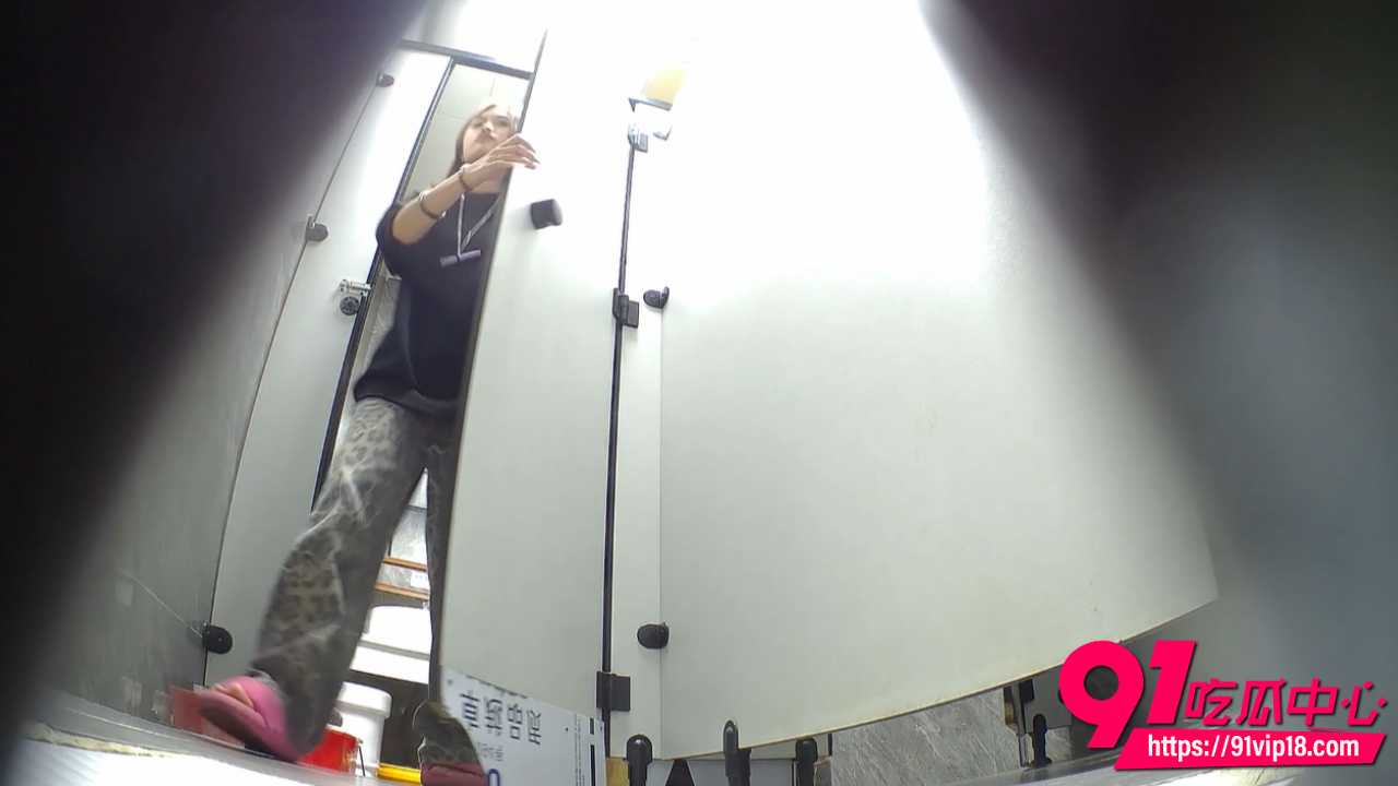 偷拍美女小姐姐方便1