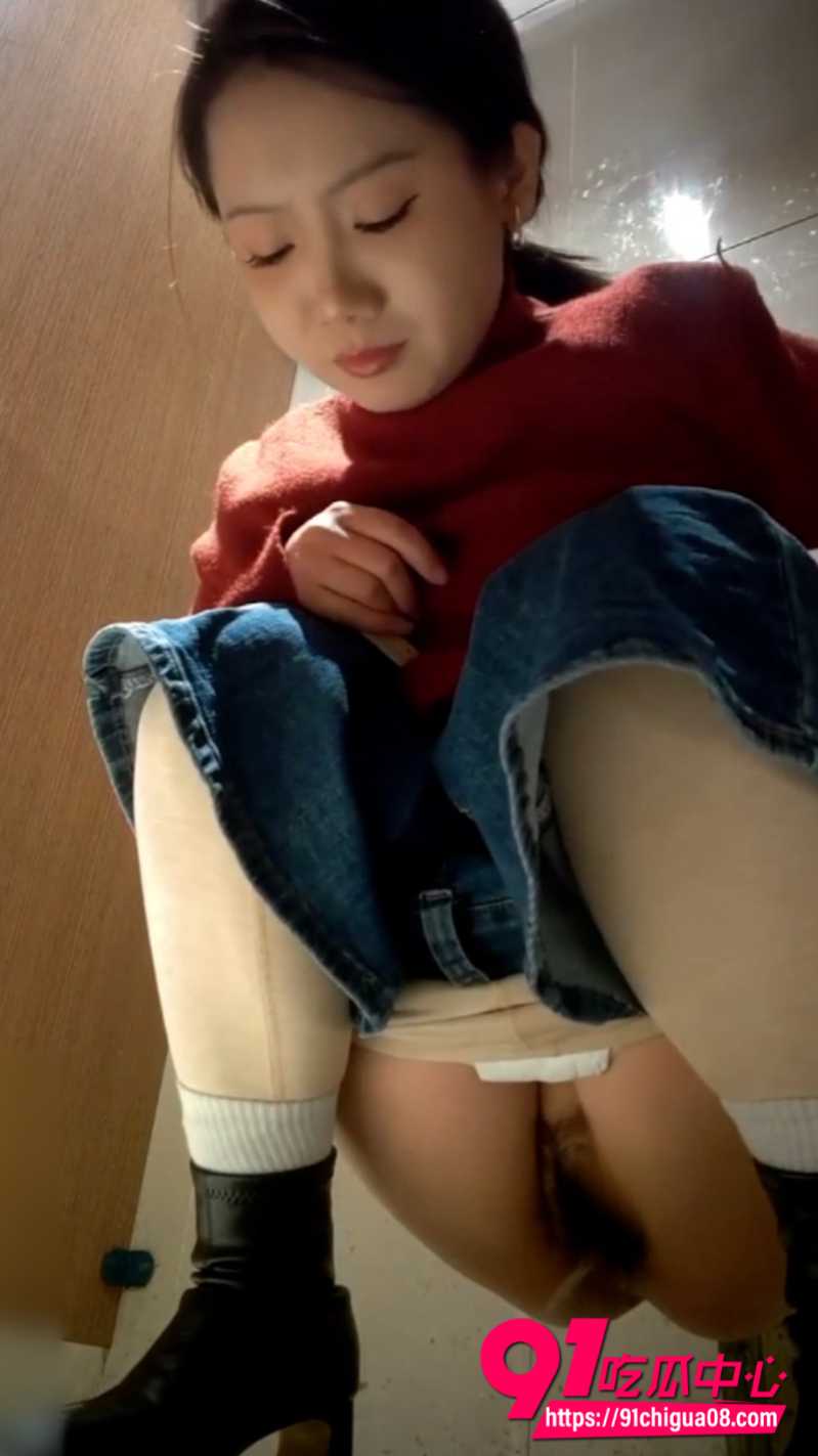 会展厕所偷拍极品Cos小妹放尿3